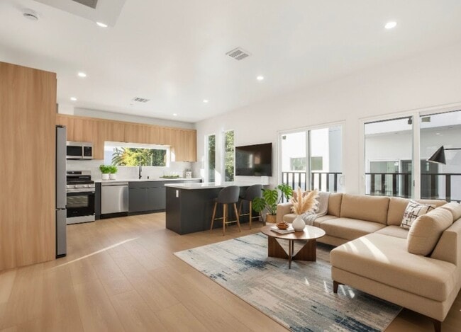 Building Photo - 828 N Detroit St