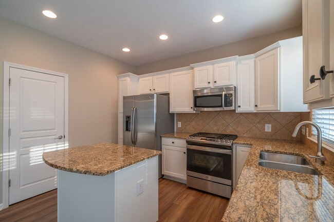 Building Photo - Gorgeous Townhome in the Heart of Fort Mil...