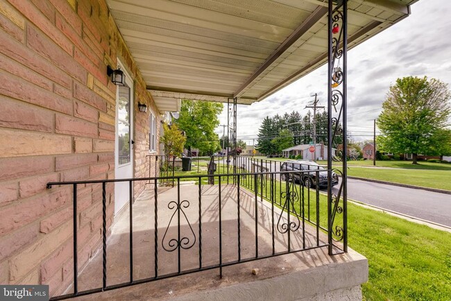 Building Photo - 429 Manor Ave