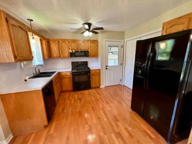 Building Photo - 1219 Woods Edge Dr