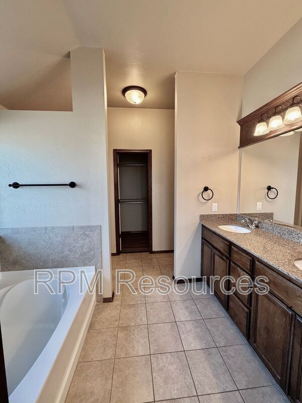 Building Photo - 5601 Sanderling Rd