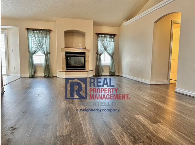 Building Photo - Beautiful 4 bedroom 3 bath house - attached garage