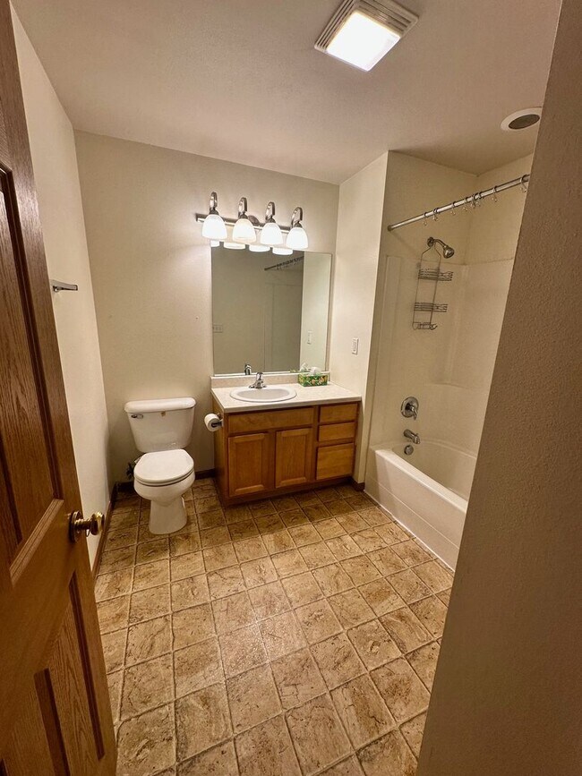 Building Photo - Lovely 2 bedroom 1.5 bath condo