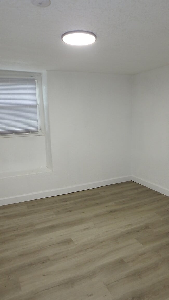 Building Photo - Newly rehabbed fully rehabbed 4 bed 2 bath...