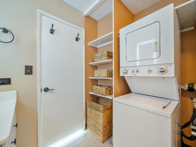 Building Photo - Remodeled Corner 1BR with Ocean & Diamond Head Views, W/D + Parking