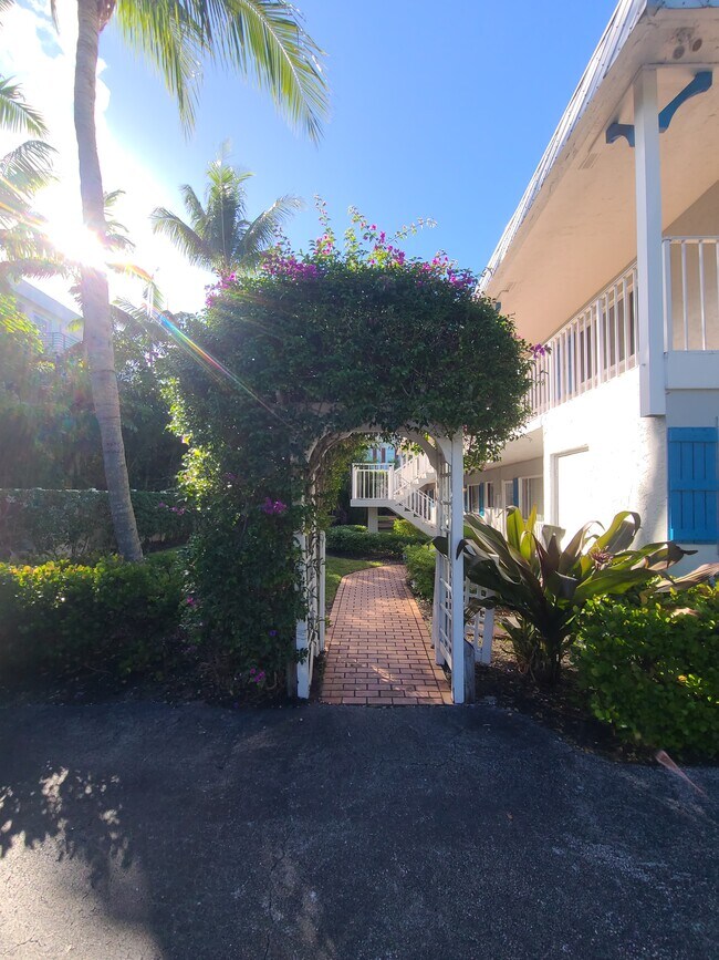 Primary Photo - 1202 Palm Trl