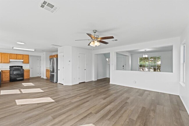 Building Photo - 722 Lavaca Loop