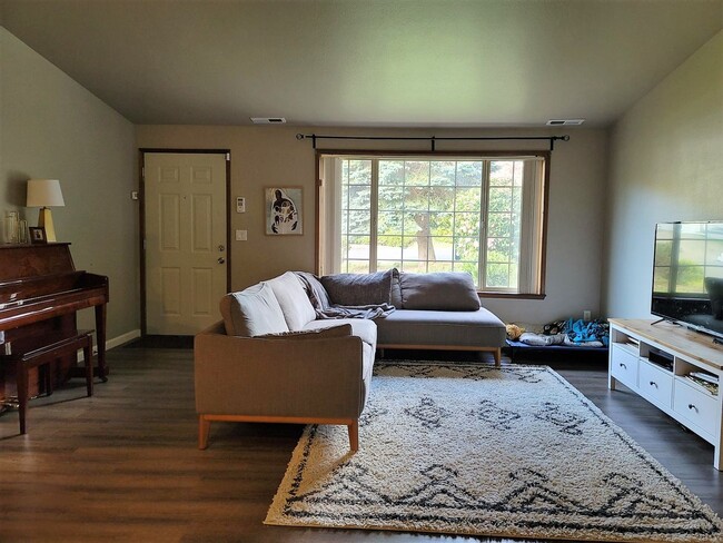 Building Photo - 3 bedroom home in great Keyport location!