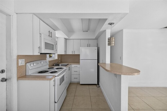 Building Photo - 4331 NE 5th Ave