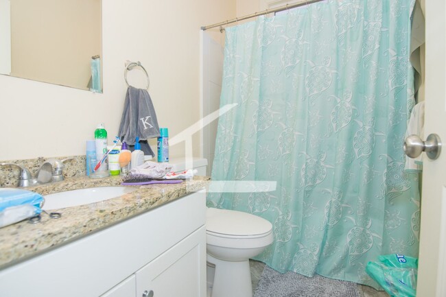 Building Photo - Modern Apt with Laundry In Unit, Stainless Steel Appliances and NO FEE!