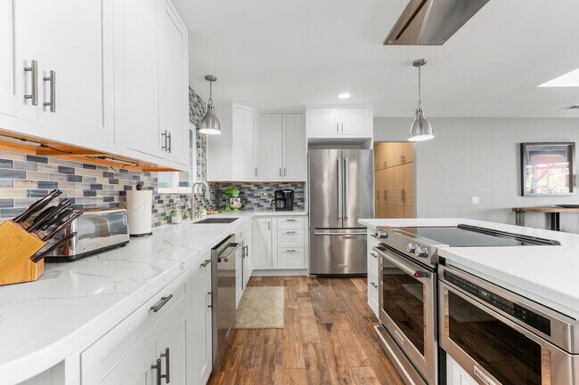 Building Photo - 3000 Azahar St