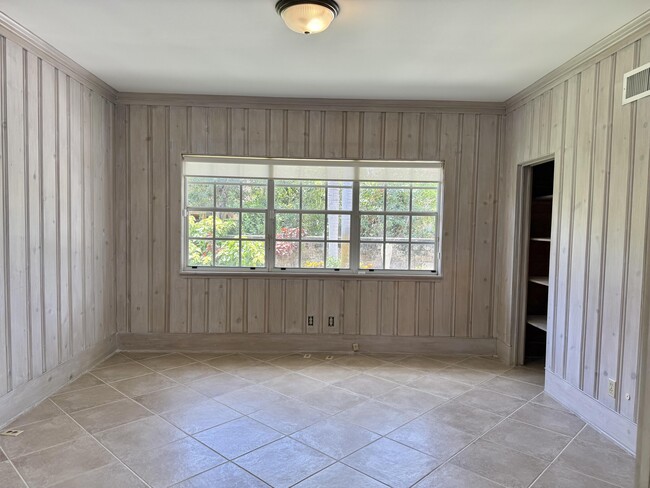 Building Photo - 206 Russlyn Dr