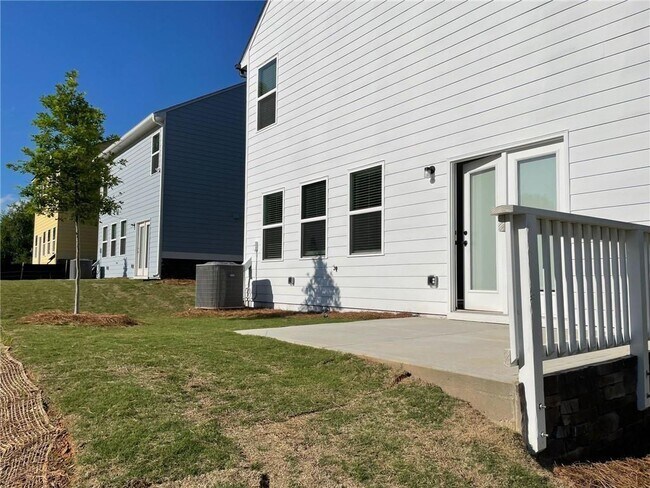 Building Photo - 31 Pineview Dr
