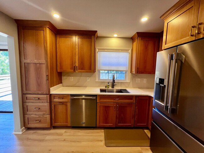 Building Photo - Stunning Renovated Ranch off Indian River