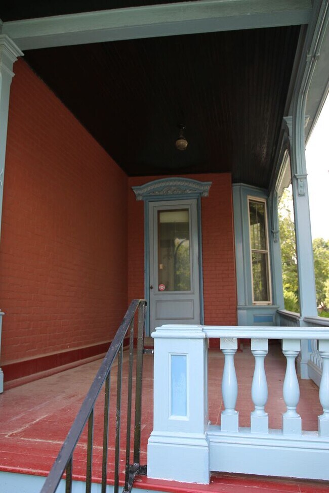 Building Photo - 125 W Green St