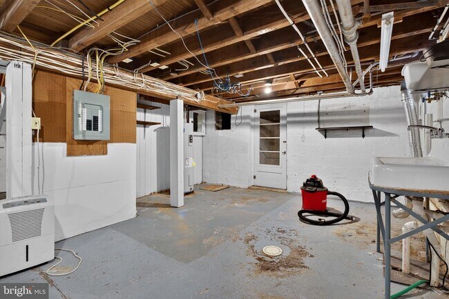 Building Photo - 832 Village Rd