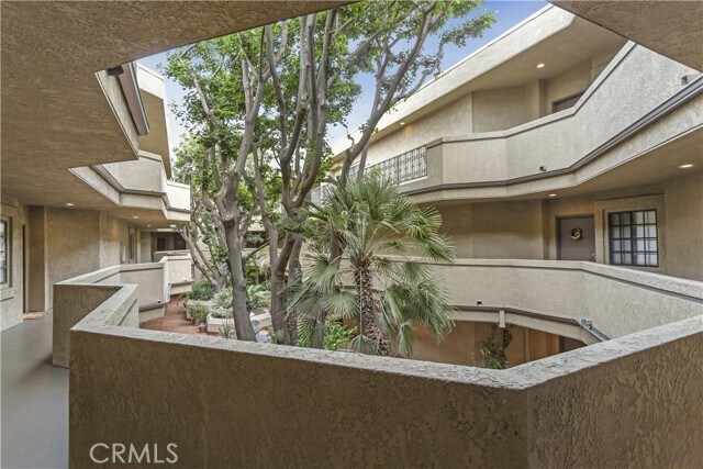 Building Photo - 221 S Oak Knoll Ave