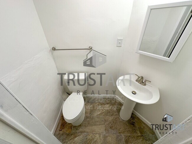 Building Photo - 1841 E Clementine St