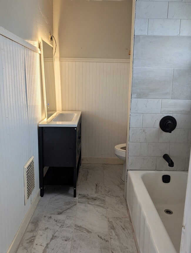 Building Photo - 409 E Bloomfield St