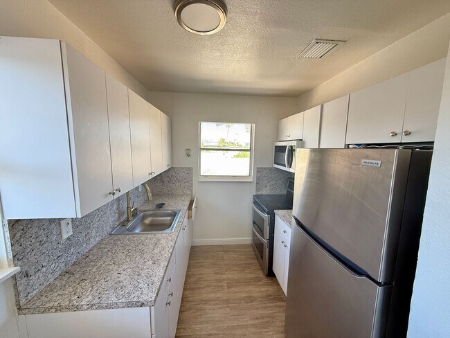 Building Photo - Renovated Large 3 Bed 1 Bath Unit Available For Rent Located In Little Havana.