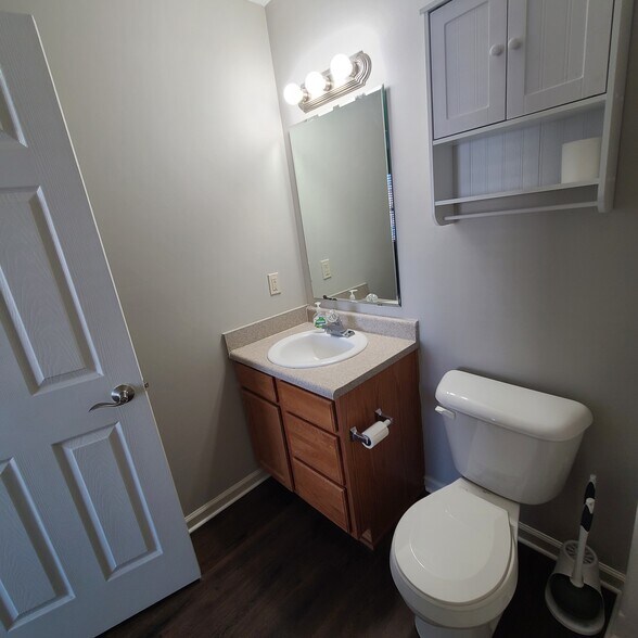 Building Photo - 10192 Greenmoor Dr