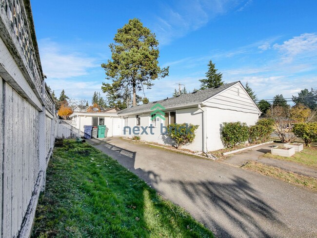 Building Photo - 2 Bed and 1 Bath Single-family Home Availa...