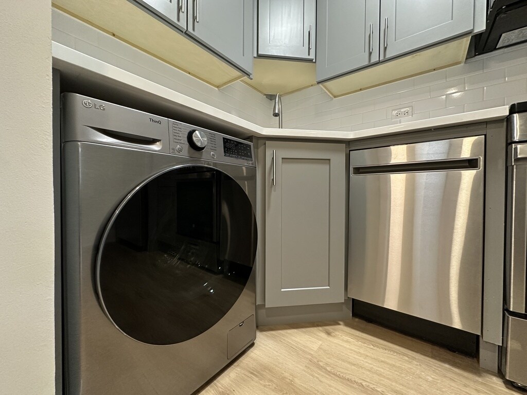 Building Photo - 1225 N LaSalle St