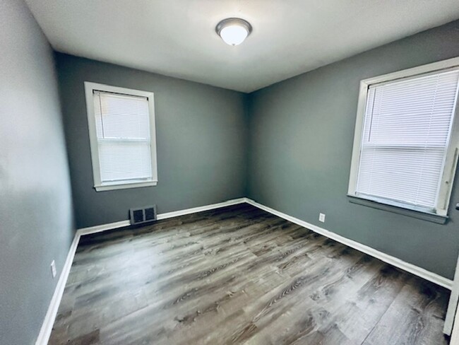 Building Photo - 3 Bedroom 1 Bath Welcome Section 8 Corner ...