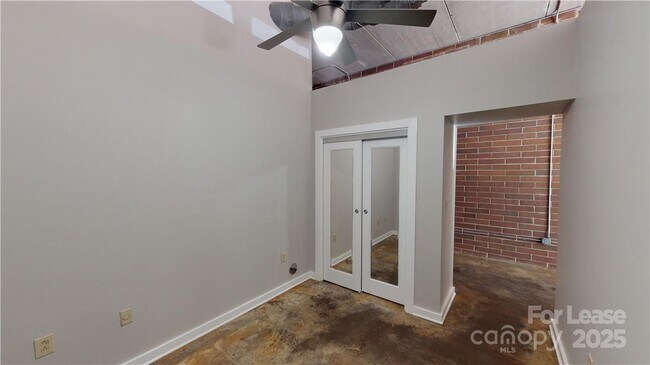 Building Photo - 626 N Graham St