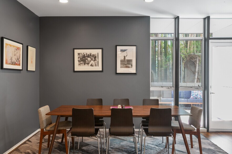 Building Photo - 825 N Kings Rd