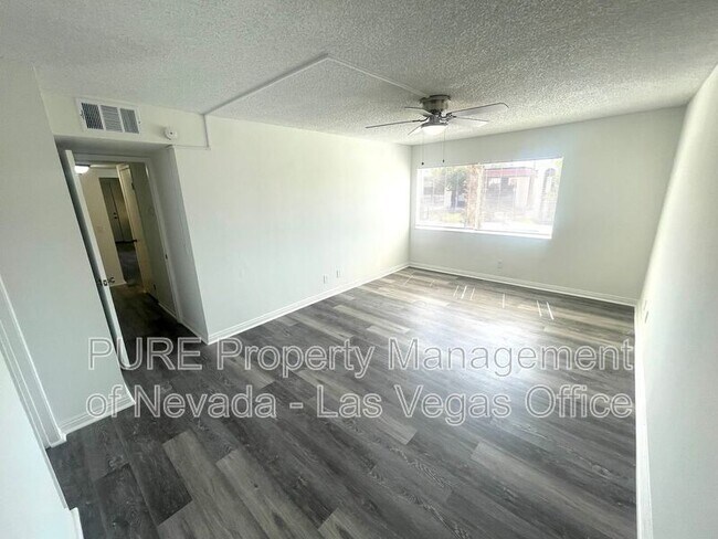 Building Photo - 1405 E Vegas Valley Dr