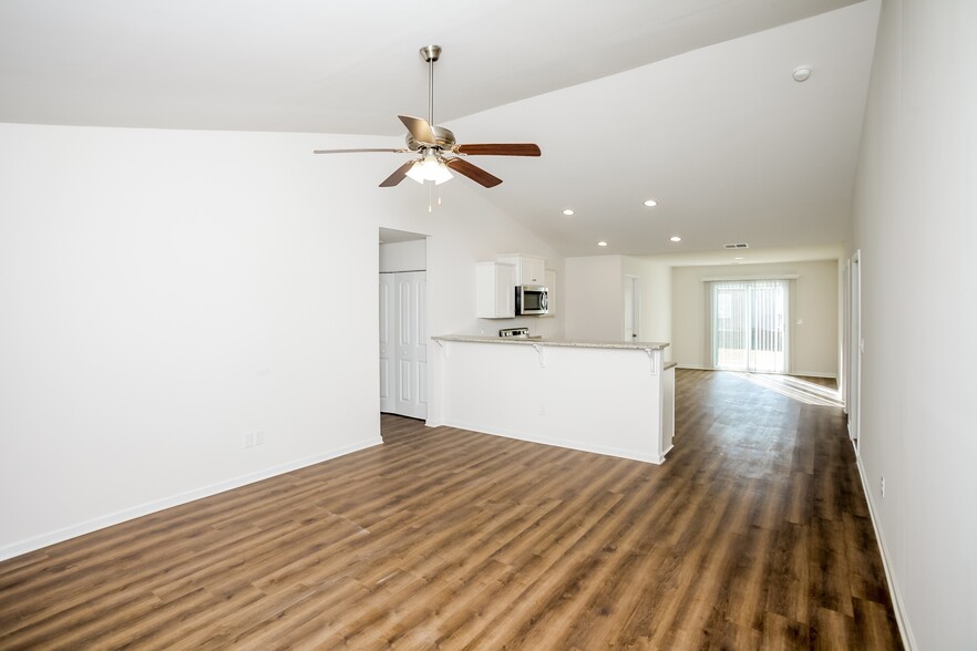 Building Photo - 455 Conifer St