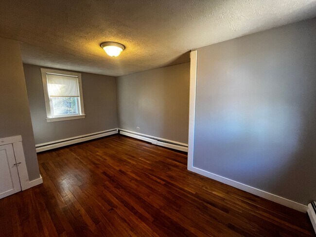 Building Photo - Charming 2 Bedroom Home