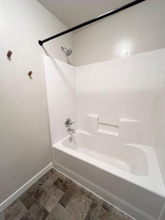 Building Photo - Beautiful 4 Bed, 2.5 Bath Plus Office in S...