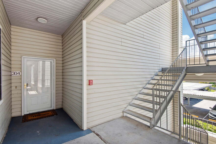 Building Photo - 3127 W Sligh Ave