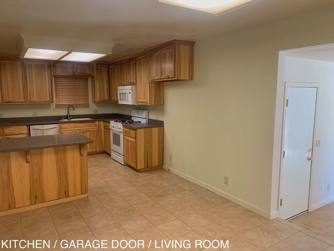 Building Photo - 3 bedroom home w/ large shop & office space!