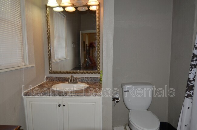 Building Photo - 609 Herring Ave