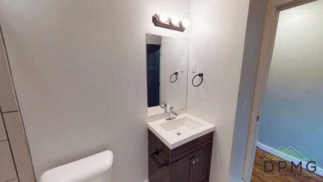 Building Photo - 326 E Hillsdale St