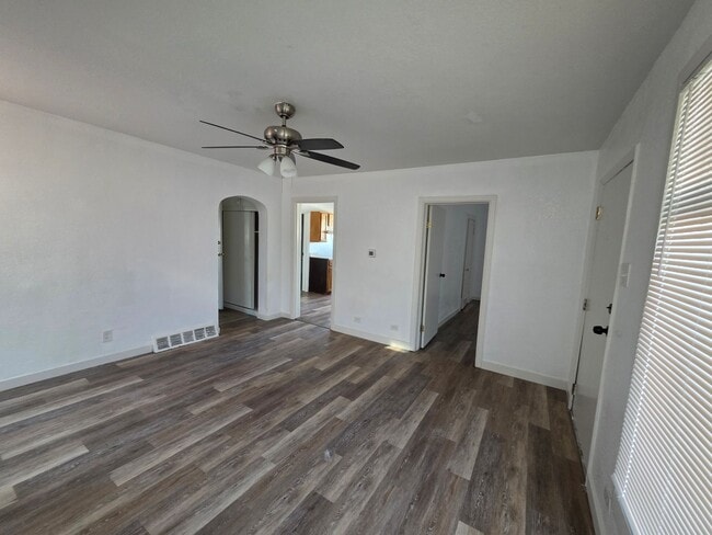 Building Photo - Quaint 2 Bedroom Home