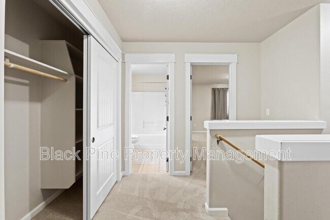 Building Photo - 1729 S Eagleson Rd
