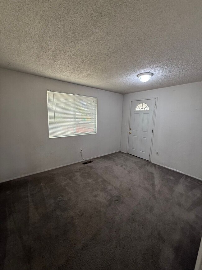 Building Photo - 433 Oleander Way