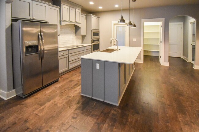 Building Photo - Stunning 3 Bedroom, 2.5 Bathroom Home in F...