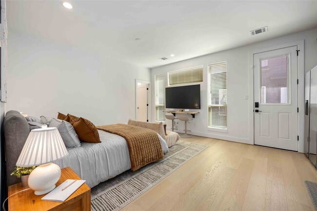 Building Photo - 3028 Lamar St