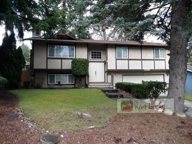 Building Photo - Stunning and LARGE Remodeled 3-Bedroom Hom...