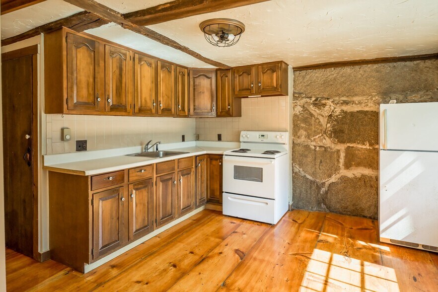 Building Photo - 475 Center St