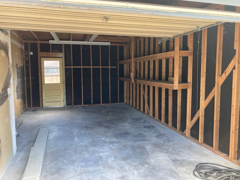 14'x24' attached garage - 2991 Walnut Ave
