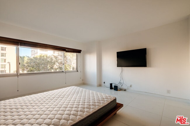 Building Photo - 10450 Wilshire Blvd