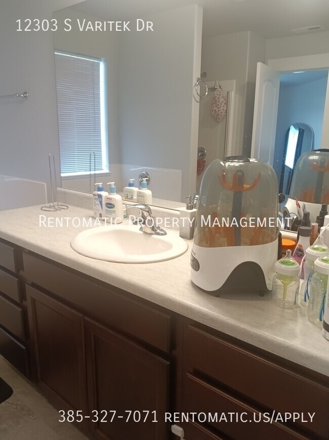 Building Photo - 12303 S Varitek Dr