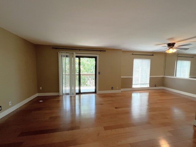 Building Photo - Great 1 bedroom, 1 bathroom condo in the heart of Green Hills!