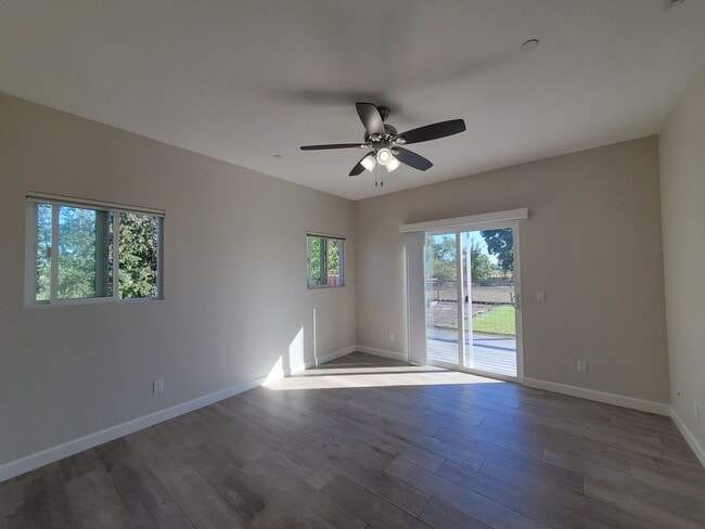 Building Photo - Nature Lover's Newer 1 bedroom single fami...